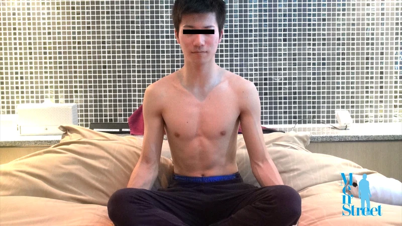 初々しき大学生の童貞喪失劇、筋肉美と大量ザーメンが炸裂！