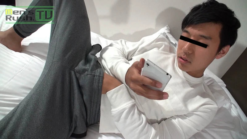 20歳ガッチリ系大学生KAITOの濃厚オナニー体験！スマホ片手に絶頂へ