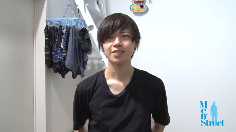 カフェ店員系爽やかイケメンの一人暮らし部屋で初男フェラ＆ローション手コキ、戸惑いから絶頂まで丸裸収録