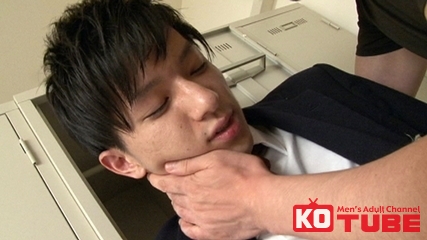 イケメン多華宮裕介、静かな更衣室で揺れる視線と近すぎる距離が生む秘密の空気感