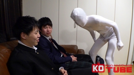 イケメン友達同士、ゲームの隣で揺れる距離感