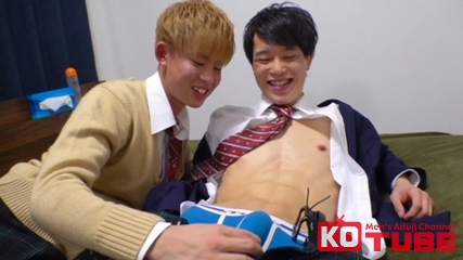 空風あつむ×緑川瀬斗 静かな教室で視線が絡む、成人男性ふたりの甘い距離感とささやきが深まる濃密シーン