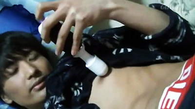 RENが魅せる“爽やかさ”と“背徳感”の落差──視線と開いた距離が濃く絡む濃厚ソロ映像