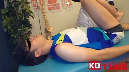 イケメンが整体院の薄暗い密室で委ねる、緊張と解放の時間